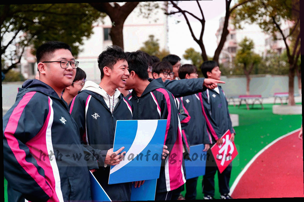 抽象球场灯光与绿色草地纹理，营造赛事氛围